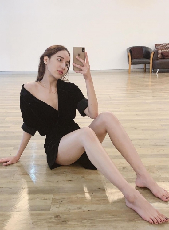舞蹈班小姐姐休息时对镜自拍大秀长腿图片 极品美女私密写真图片
